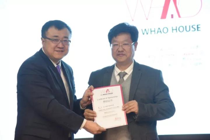 清华大学党委常委、副校长杨斌为华体会网页版登录入口总裁李旭禄颁发证书